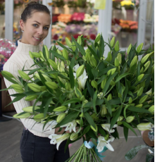 35 белых лилий