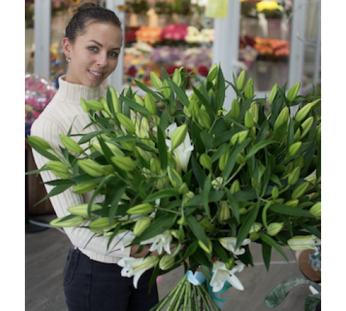 35 белых лилий