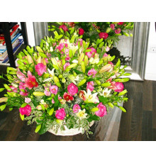 Микс из 51 лилии в корзине 