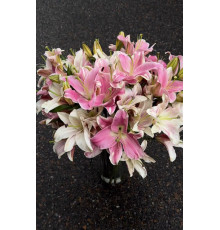 Нежный микс из 25 лилий