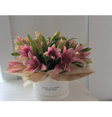 Коробка с розовыми лилиями