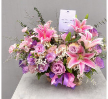 Розово-сиреневая корзина с лилиями 