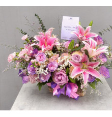 Розово-сиреневая корзина с лилиями 