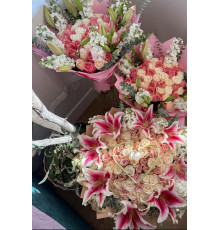 Сет из трех букетов с лилиями