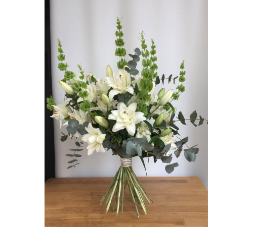 Букет из 8 белых махровых лилий