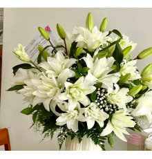 Корзина с белыми лилиям 
