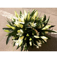 Корзина из 11 белых лилий