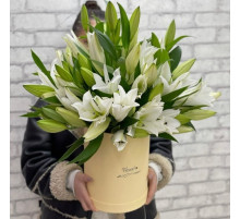 коробка с белыми лилиями