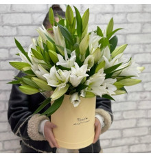 коробка с белыми лилиями